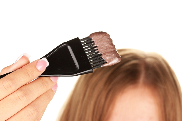 कैसे करें बेकिंग सोडा का प्रयोग, बालों से कलर उतारने के लिए